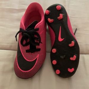 Nike Youth Size 10.5 Soccer Cleats